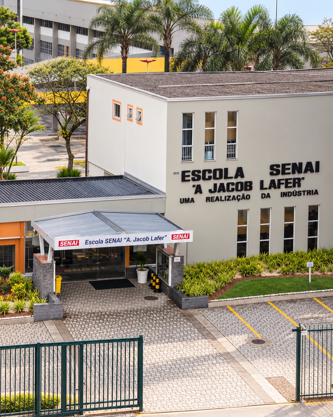 Fachada e entrada da Escola SENAI A. Jacob Lafer, em Santo André